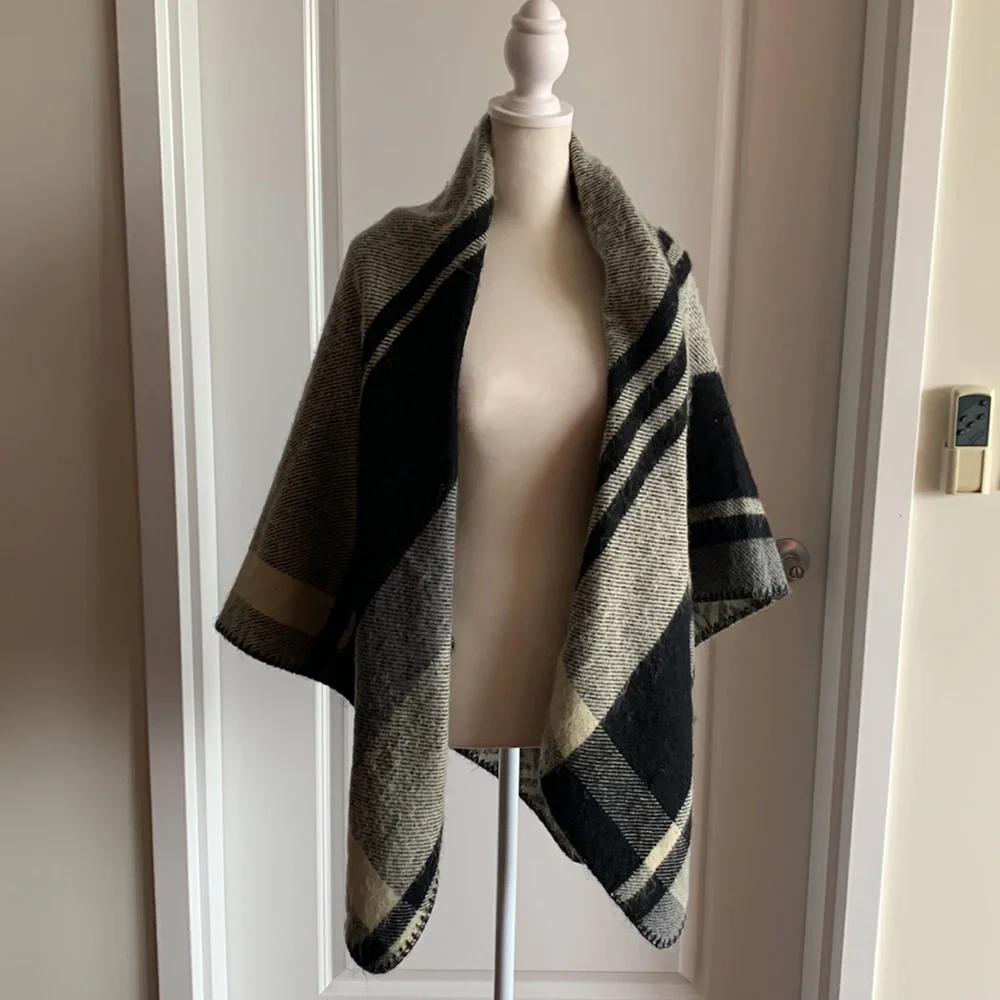 BCBG MaxAzria Stripes Herringbone Warm Cozy Reversible Throw Coastal Minimalist